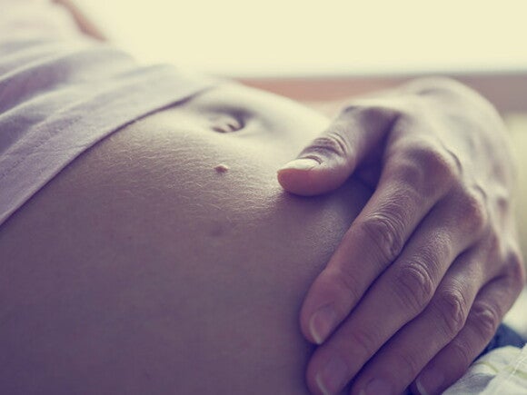 Почему чешется живот у беременных